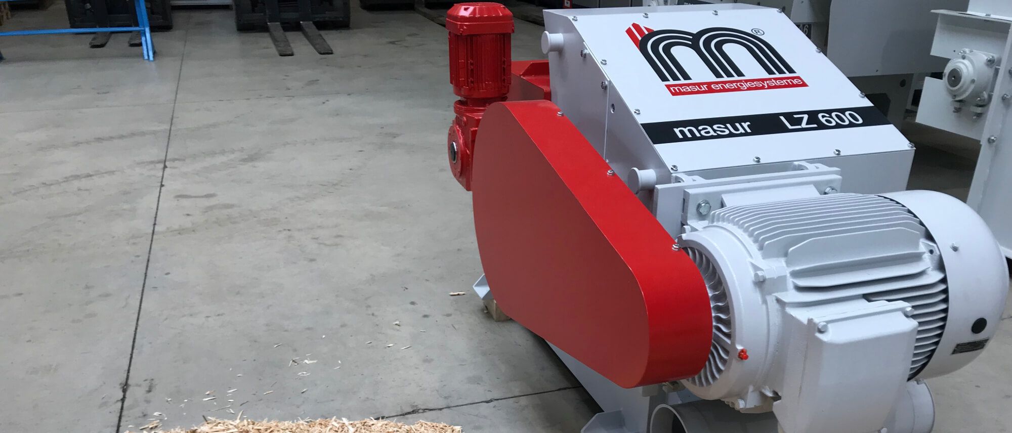 Maschinenanlage 'rusticus 8' von Masur Energiesysteme mit rotem Einlassrohr in Industriehalle