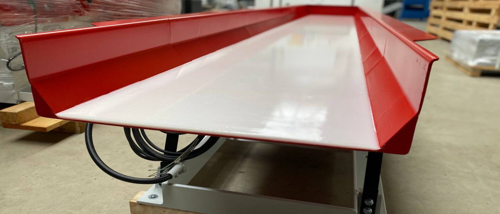 Maschinenanlage 'rusticus 8' von Masur Energiesysteme mit rotem Einlassrohr in Industriehalle